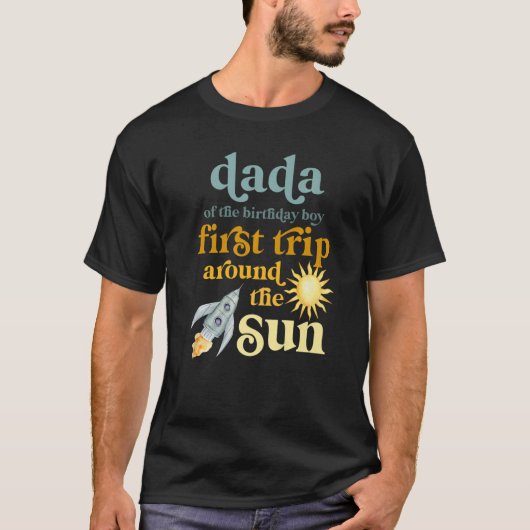メンズダディアウタースペース1日誕生日第一回アロー Tシャツ (正面)