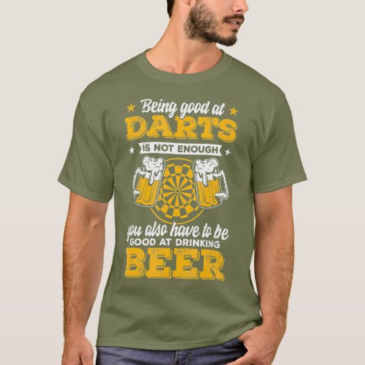 メンズダーツプレーヤーカッコいい引用文ダーツビール飲用 Tシャツ (正面)