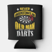 メンズダーツプレーヤー決して老人を過小評価しないWh 缶クーラー (裏面)