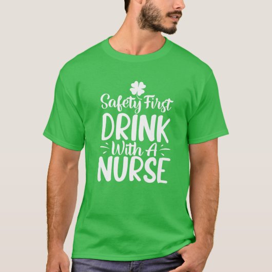 メンズナースSt patricks dayおもしろいナースメディカルイリ Tシャツ (正面)