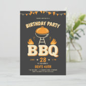 メンズバースデーパーティーアイディアバックヤードBBQ 素朴 招待状 (スタンド正面)