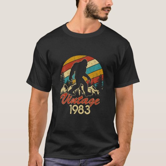 メンズビグ生まれフットイン1983誕生日ヴィンテージサスクワット Tシャツ (正面)