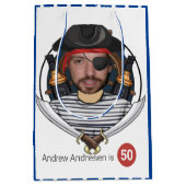 メンズファブパイレーツおもしろい誕生日50顔素晴らし ミディアムペーパーバッグ (正面)