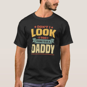メンズファーザーズ日パパジョーク私はあまりにも若く見ていない Tシャツ