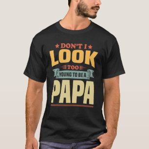 メンズファーザーズ日パパジョーク私はあまりにも若く見ていない Tシャツ