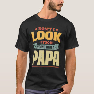 メンズファーザーズ日パパジョーク私はあまりにも若く見ていない Tシャツ