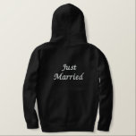 メンズフード付きスウェットシャツたった今結婚しました 刺繍入りパーカ<br><div class="desc">新郎のために表示される黒いジップフード付きスウェットシャツリラックスは。前面と背面/たった今結婚しましたに白い刺繍文字。こカスタマイズの品買目は</div>