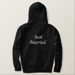 メンズフード付きスウェットシャツたった今結婚しました 刺繍入りパーカ<br><div class="desc">新郎のために表示される黒いジップフード付きスウェットシャツリラックスは。前面と背面/たった今結婚しましたに白い刺繍文字。こカスタマイズの品買目は</div>