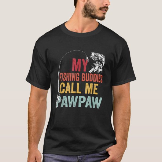 メンズマイお気に入りの魚釣り仲間は私をPawpaw Fiと呼ぶ Tシャツ (正面)