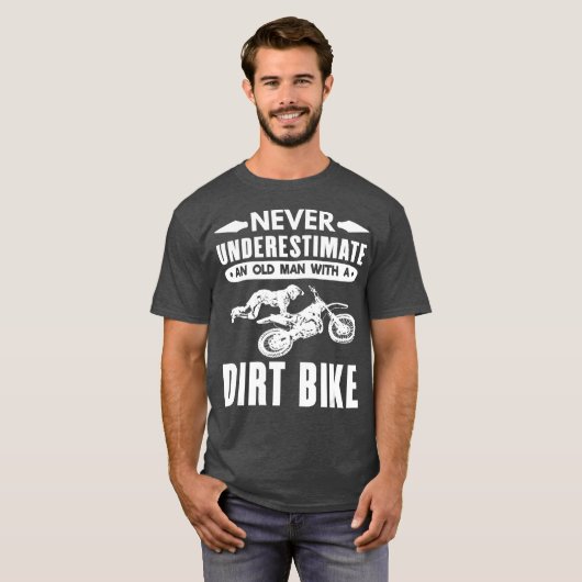 メンズモトクロスは決して古い泥を過小評価しない Tシャツ (正面フル)