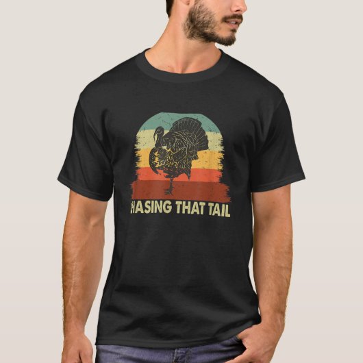 メンズワイルドターキー狩りその尾を追うおもしろいI Tシャツ (正面)