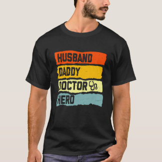 メンズ夫ダディードクターヒーローファーザーズデイコスタム Tシャツ