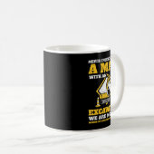 メンズ掘削機の運転手は古い掘削機を決して過小評価しない コーヒーマグカップ (正面右)