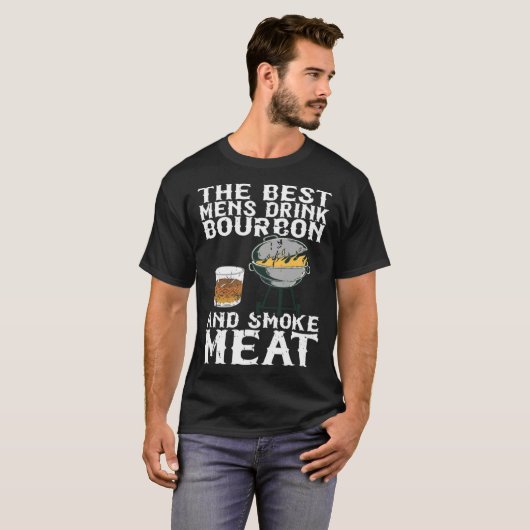 メンズ最高のはバーボンを飲み、肉の喫煙者を煙る Tシャツ (正面フル)