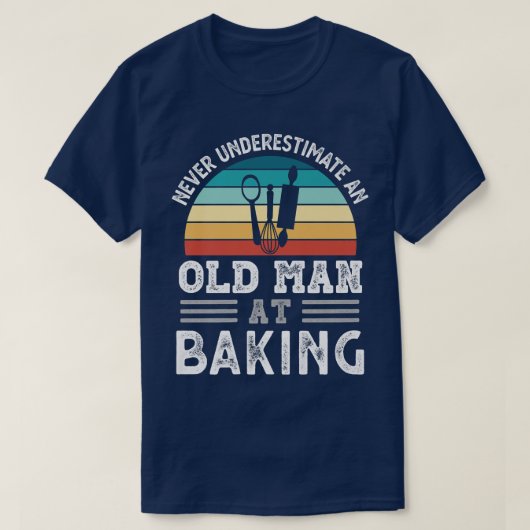 メンズ決して老人を過小評価しないベーキングファス Tシャツ (デザイン正面)