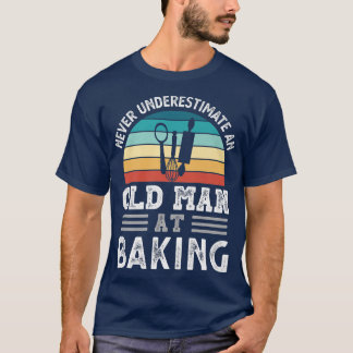 メンズ決して老人を過小評価しないベーキングファス Tシャツ