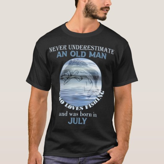 メンズ決して老人を過小評価しない魚釣り Tシャツ (正面)