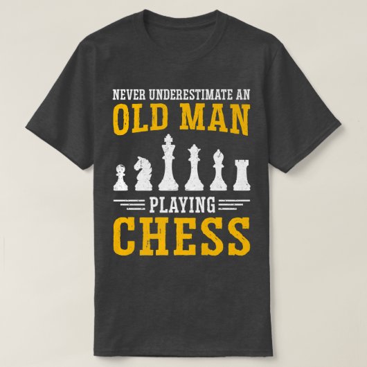 メンズ決して老人ボードゲームGaを過小評価しない Tシャツ (デザイン正面)