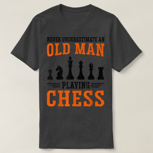 メンズ決して老人ボードゲームGaを過小評価しない Tシャツ (デザイン正面)