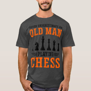 メンズ決して老人ボードゲームGaを過小評価しない Tシャツ