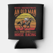 メンズ決して馬のレーシンを愛する老人を過小評価しない 缶クーラー (正面)