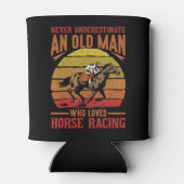 メンズ決して馬のレーシンを愛する老人を過小評価しない 缶クーラー (裏面)