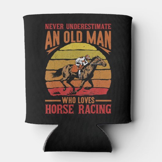 メンズ決して馬のレーシンを愛する老人を過小評価しない 缶クーラー (裏面)