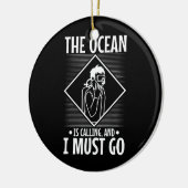 メンズ海が呼んでるから、僕はスキューバに行かなきゃ。 セラミックオーナメント (左)