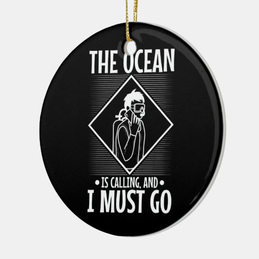 メンズ海が呼んでるから、僕はスキューバに行かなきゃ。 セラミックオーナメント (左)