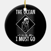 メンズ海が呼んでるから、僕はスキューバに行かなきゃ。 セラミックオーナメント (裏面)