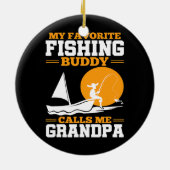 メンズ私のお気に入りの魚釣りバディは私のおじいちゃんを呼ぶ セラミックオーナメント (裏面)