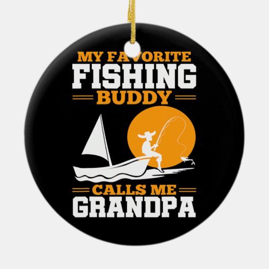 メンズ私のお気に入りの魚釣りバディは私のおじいちゃんを呼ぶ セラミックオーナメント (裏面)