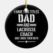 メンズ私は2つのタイトルパパとラクロスコーチを持っている セラミックオーナメント (裏面)
