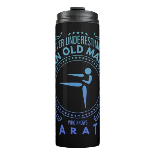 メンズ空手グラフィック – 決して古いMを過小評価 タンブラー (正面)