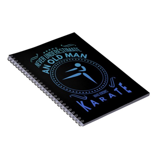 メンズ空手グラフィック – 決して古いMを過小評価 ノートブック (右側)