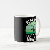 メンズ・おもしろいローン・モーイン実在グ・マンズ・ランドシャパー・グラス コーヒーマグカップ (正面右)