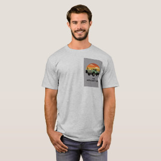 メンズ グレー アドベンチャー グラフィック プリント Tシャツ