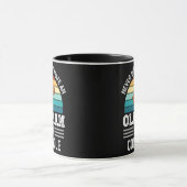 メンズ、コーンホールの老人を過小評価しない マグカップ (中央)