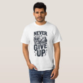 メンズ ネバー ギブ アップ 鎖破り モチベーショナルジム Tシャツ (正面フル)