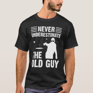 メンズ 決して老人のディスクゴルフを過小評価するな Tシャツ