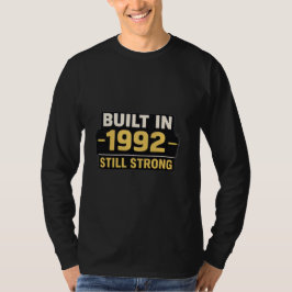 メンズ「1992年製 - まだまだ強い」グラフィックTシャツ Tシャツ