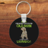 メンズMotorhoを持つ老人を過小評価しない キーホルダー (正面)