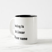 メンタルヘルス – 自己気に-修復は線形ではない ツートーンマグカップ (正面左)
