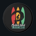 メンタワアイランドインドネシアヴィンテージレトロサーフィン マグネット<br><div class="desc">ヴィンテージサーフィンを愛し、海波に乗るサーファーのためのレトロなサーフボードデザイン。夏カッコいいの休日、春のブレーク商品の人のための熱い日楽しむ、熱帯の天気、ヤシの木の下で日光浴。ビーチグランジパーティーを楽しんで焚き火を歌いながら衣服にのまわりにデザインする。お土産素晴らし、クリスマスプレゼント、誕生日プレゼントあなたの家族や友人のための楽しむサーフィンスポーツ。</div>