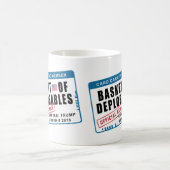 メンバーを運ぶDeplorablesカードのバスケット コーヒーマグカップ (中央)