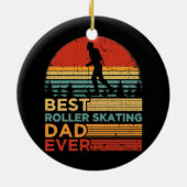 メンレトロヴィンテージ最高のローラスケートで滑るパパ セラミックオーナメント (裏面)