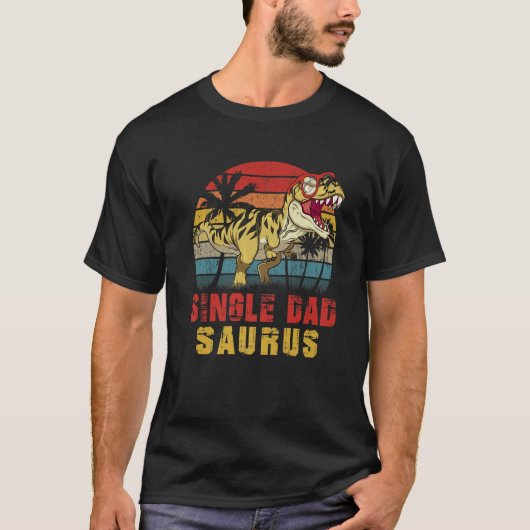 メン独身のパパサウルス恐竜おもしろいダドサ独身のール Tシャツ (正面)