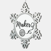 メーカークラフツ&ヤーンタイポグラフィプリント スノーフレークピューターオーナメント (右)