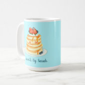メープルシロップとフルーツとクリームが入ったふわふわのパンケーキ コーヒーマグカップ (正面左)