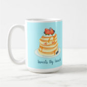 メープルシロップとフルーツとクリームが入ったふわふわのパンケーキ コーヒーマグカップ (左)